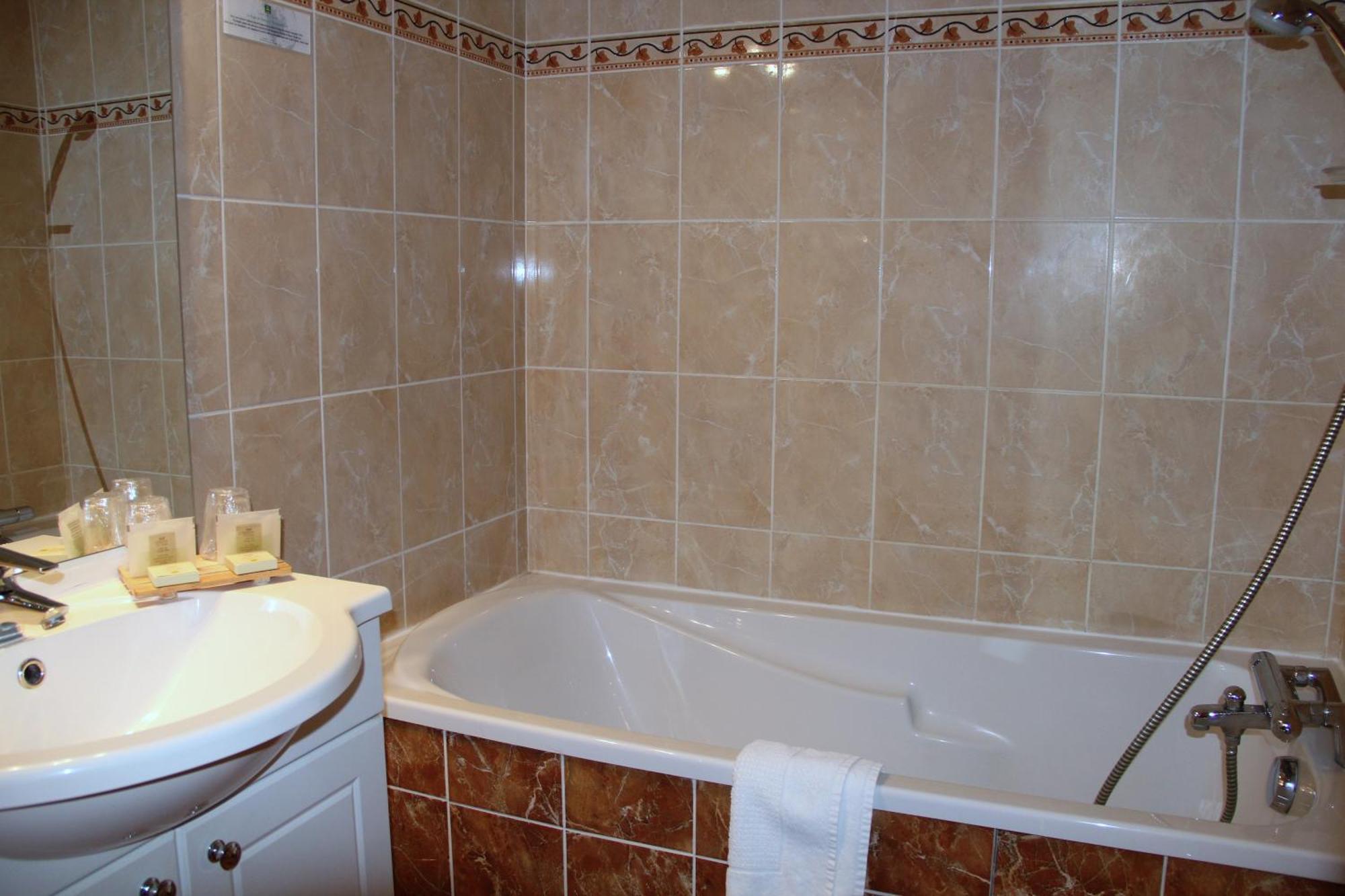 Logis Des Trois Maures Hotel Couches Bagian luar foto
