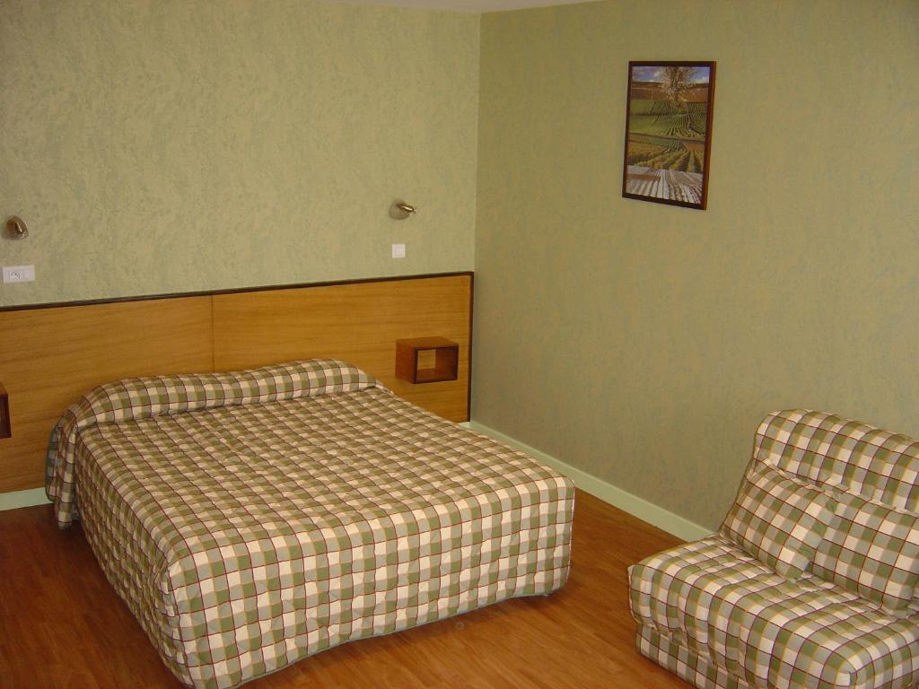 Logis Des Trois Maures Hotel Couches Bagian luar foto
