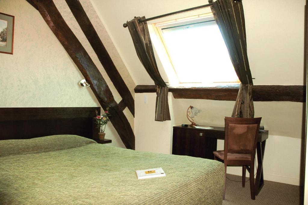 Logis Des Trois Maures Hotel Couches Ruang foto