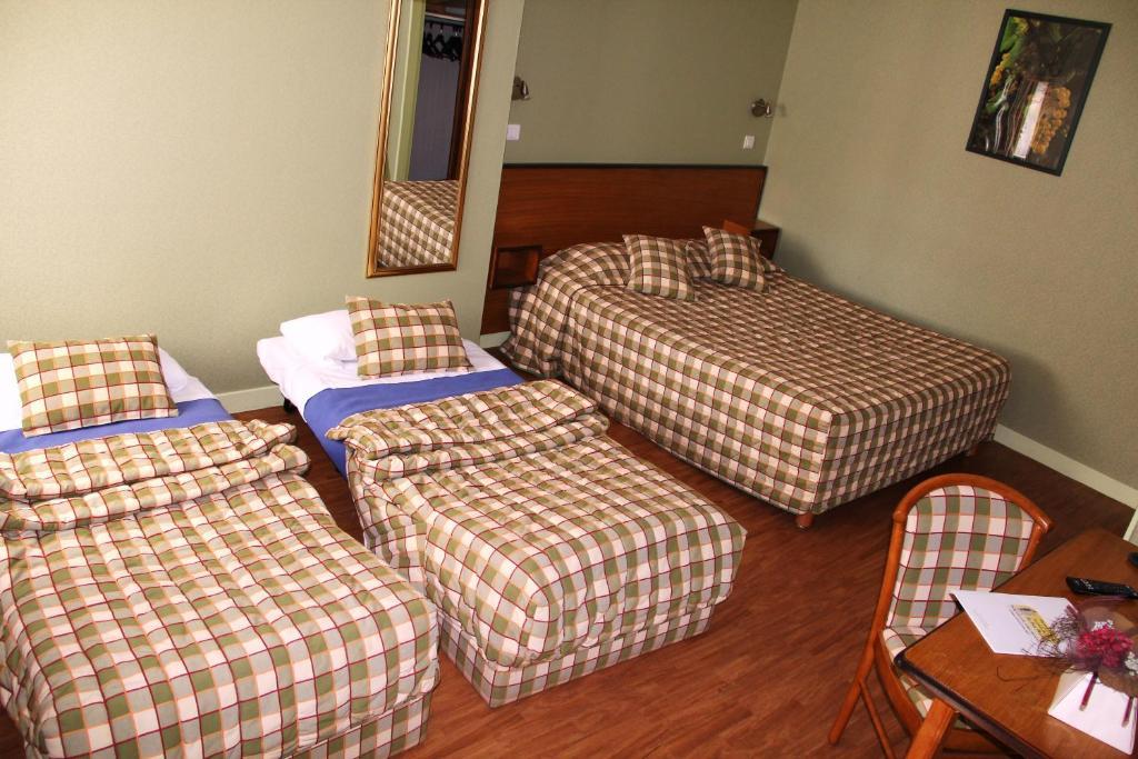 Logis Des Trois Maures Hotel Couches Ruang foto