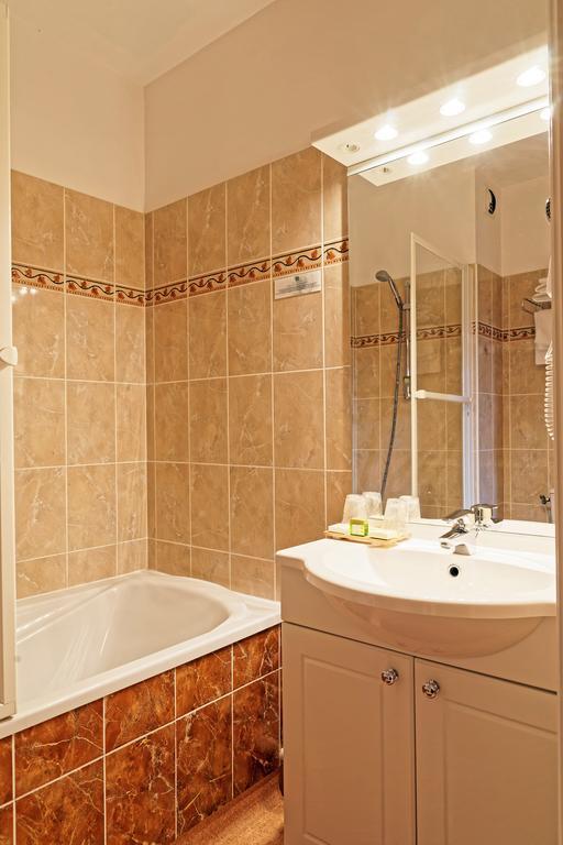 Logis Des Trois Maures Hotel Couches Bagian luar foto