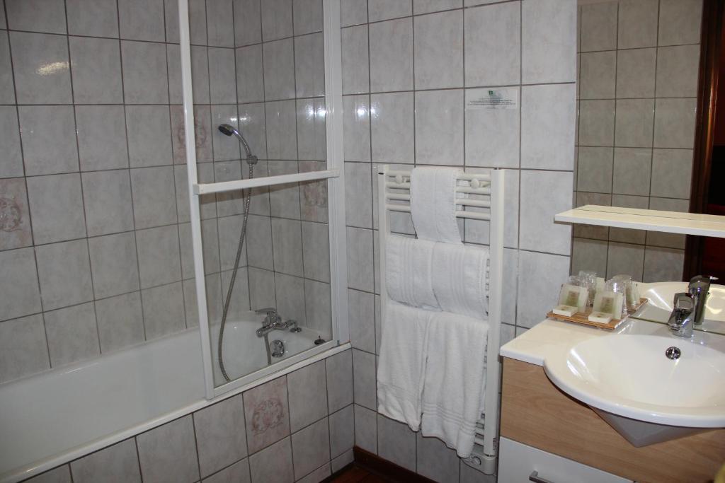 Logis Des Trois Maures Hotel Couches Ruang foto