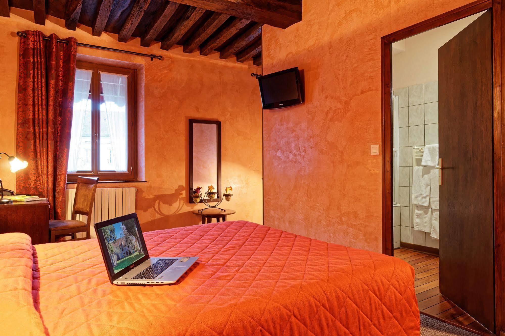 Logis Des Trois Maures Hotel Couches Bagian luar foto